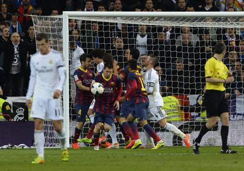 Testa a testa tra Pepe e Fabregas. Afp